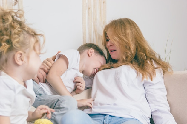 Uma mulher amorosa com filhos. Família feliz.