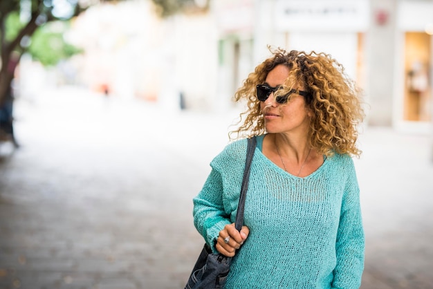 Uma mulher andando na rua em atividades urbanas de lazer ao ar livre Tempo de compras e mulheres desfrutando de turismo no estilo de vida da cidade