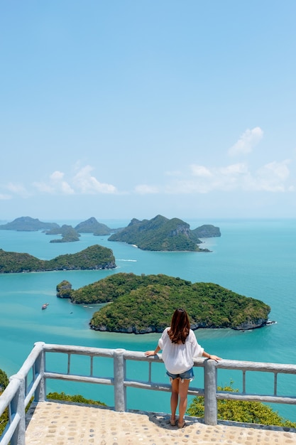 Uma mulher asiática com uma bela vista de Mu Koh Angthong, Ilha Samui, Surat Thani, Tailândia