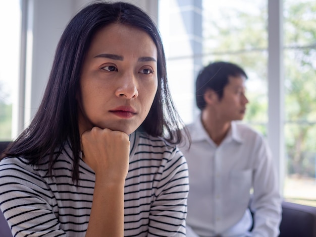 Uma mulher asiática está estressada e ansiosa com os problemas amorosos entre o marido após uma briga intensa conceitos de amantes com problemas familiares divórcio ou brigas ou conflitos