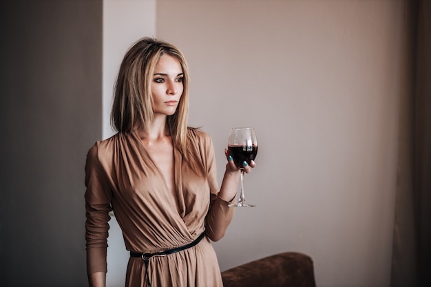 Foto uma mulher bebe vinho tinto em um restaurante