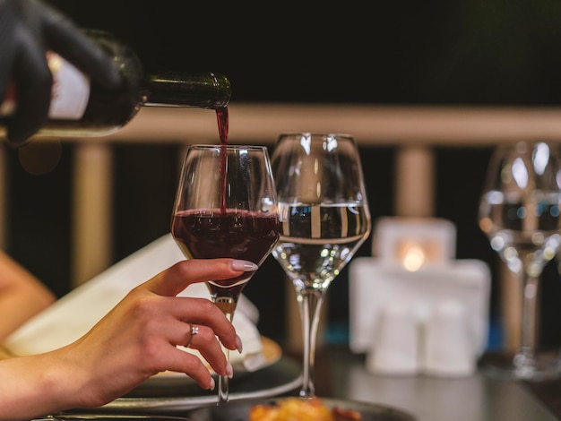 Foto uma mulher bebendo vinho em uma festa