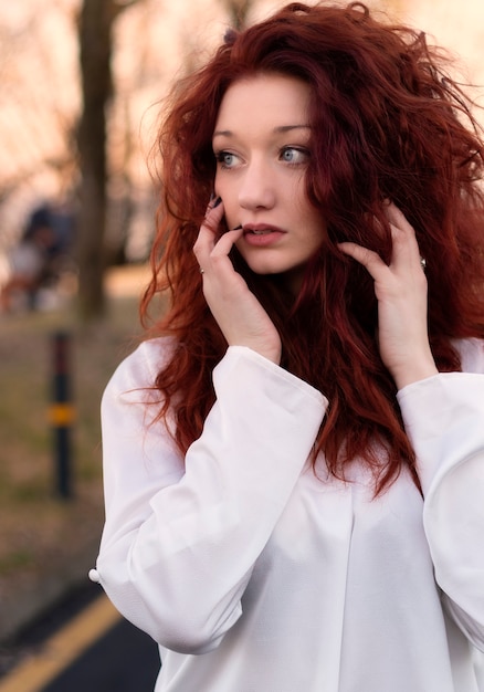 Uma mulher bonita com cabelo vermelho