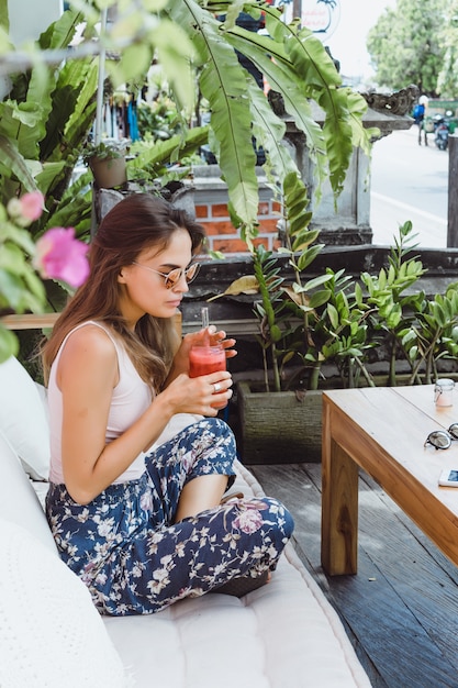 Uma mulher bonita tem café da manhã em um café elegante