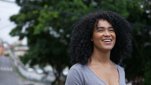 Uma mulher brasileira feliz do lado de fora na rua urbana