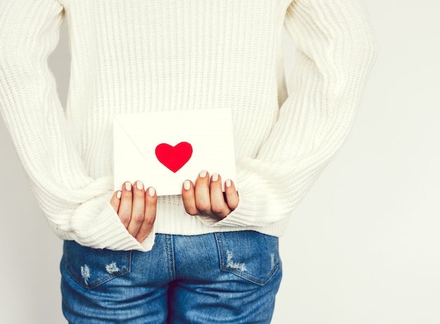 Uma mulher carregando uma carta de amor