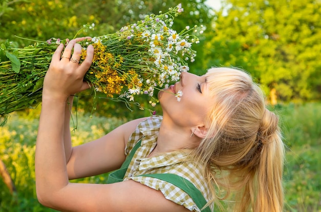 Uma mulher coleta ervas medicinais Foco seletivo