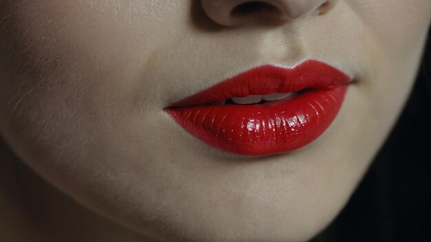 uma mulher com batom vermelho nos lábios