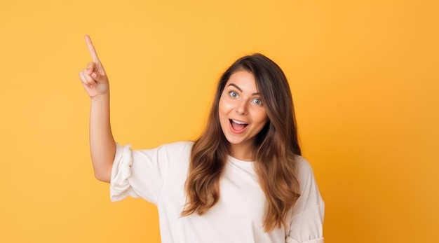 Uma mulher com cabelo comprido e uma camisa branca está segurando uma placa que diz 'sou uma menina'