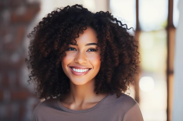 uma mulher com cabelo encaracolado e um sorriso que diz natural