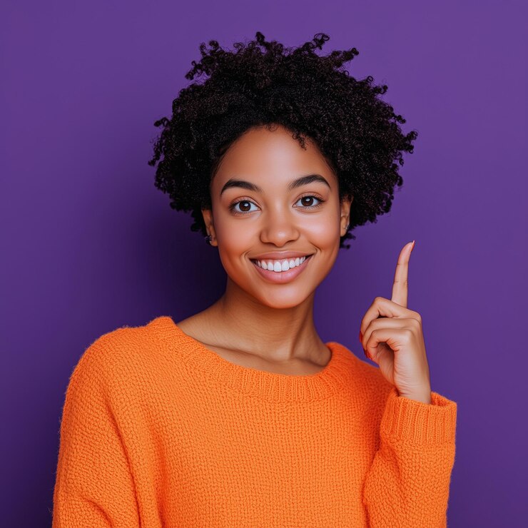 Foto uma mulher com cabelo encaracolado está apontando um dedo para a câmera