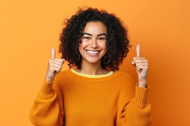 Uma mulher com cabelo encaracolado está dando um sinal de positivo.