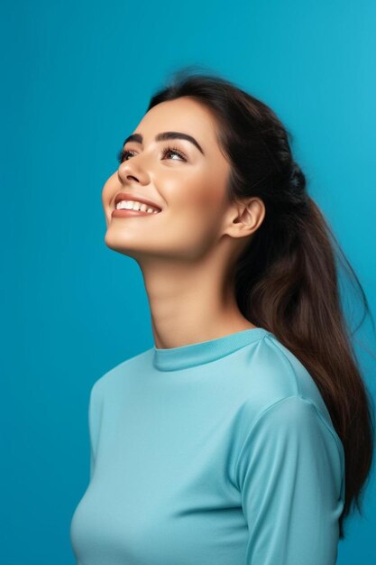 Foto uma mulher com cabelo longo e uma camisa azul