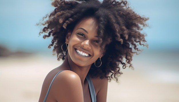 Uma mulher com cabelo natural sorri para a câmera.