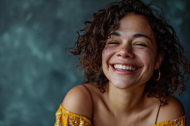 Foto uma mulher com cabelos cacheados sorrindo