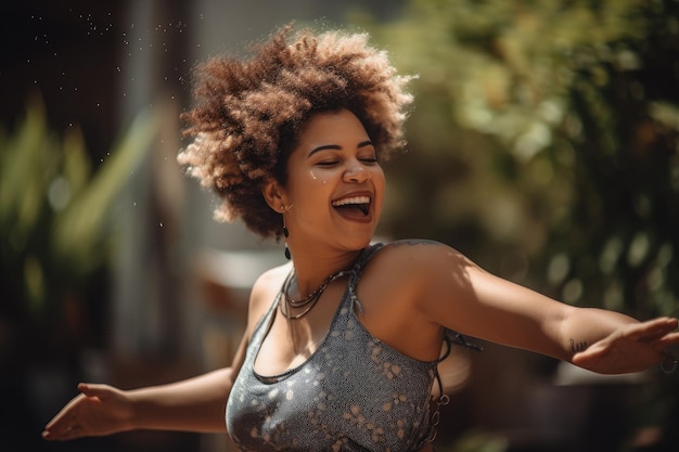 Uma mulher com cabelos crespos está dançando do lado de fora.