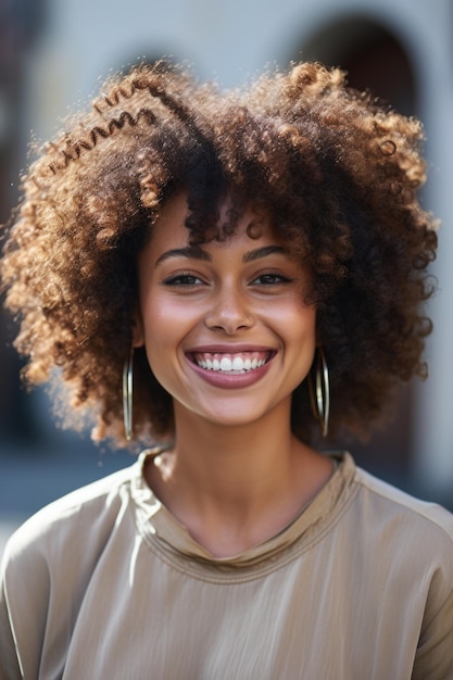 Uma mulher com cabelos encaracolados está sorrindo e usando brincos de ouro