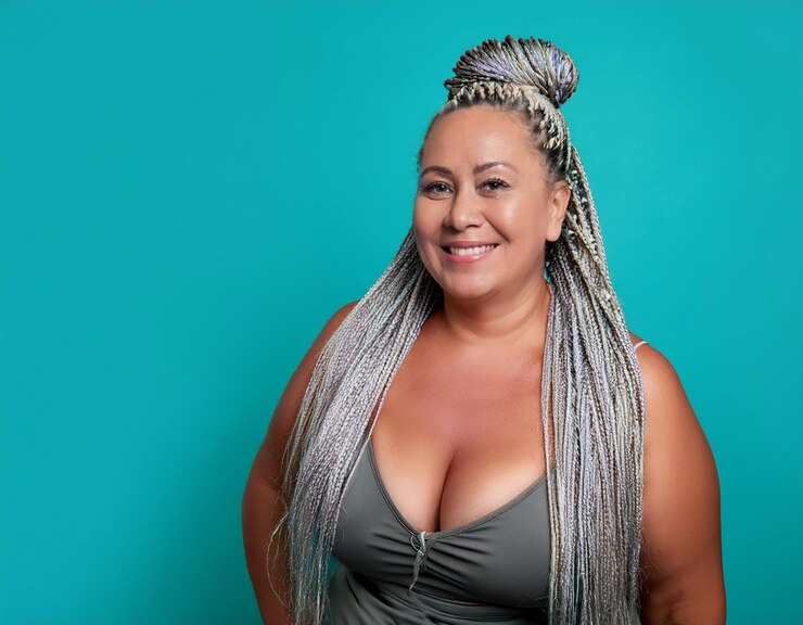 Foto uma mulher com dreadlocks na cabeça e um lenço na cabeça