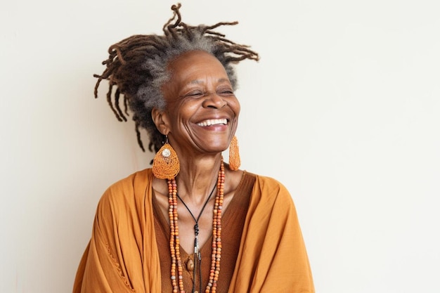 Foto uma mulher com dreadlocks sorrindo e vestindo um top laranja