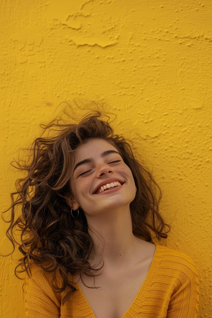 Foto uma mulher com longos cabelos castanhos sorrindo e sorrindo