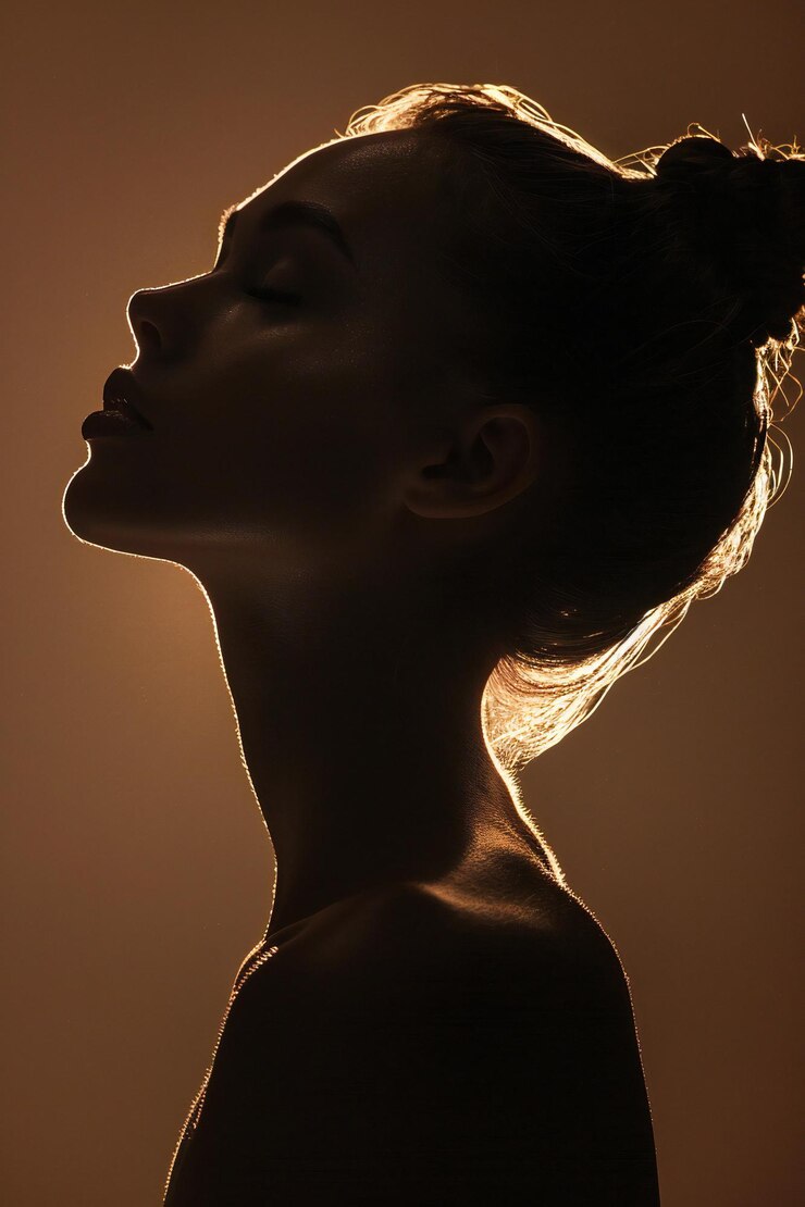 Foto uma mulher com o cabelo enrolado e o sol a brilhar no rosto
