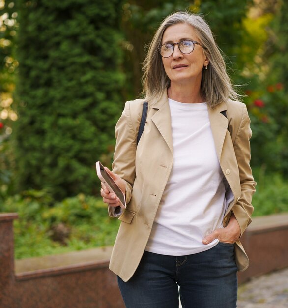 Foto uma mulher com óculos usando um blazer castanho