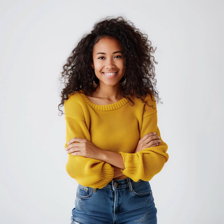 Foto uma mulher com os braços cruzados e vestindo um top amarelo que diz que ela é uma boa amiga