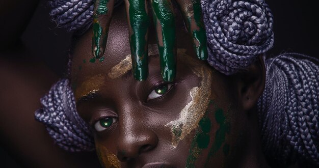 uma mulher com tinta verde no rosto e a pintura verde no rosto