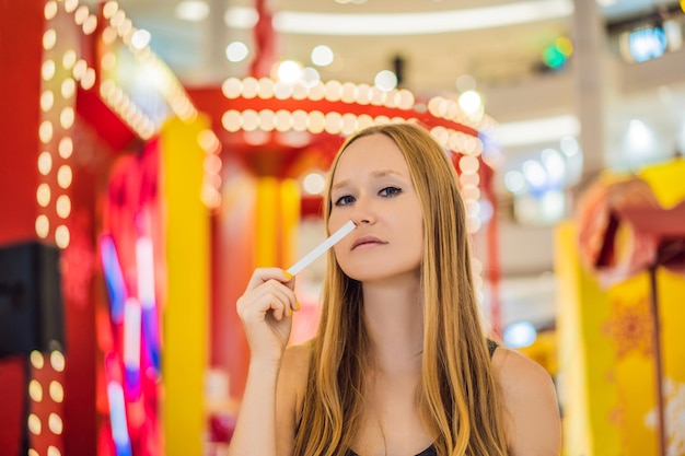 Foto uma mulher com tiras de papel nas mãos ouve a fragrância no shopping