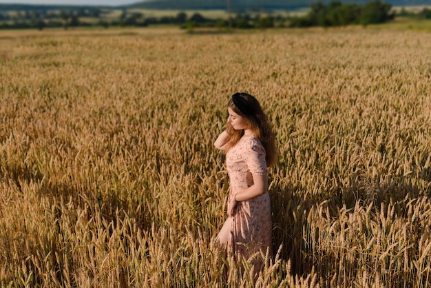 Foto uma mulher com um belo vestido num campo de centeio de manhã