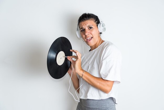 Uma mulher com um disco na cabeça está segurando um disco.