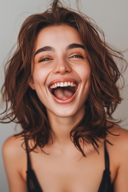 Foto uma mulher com um grande sorriso.