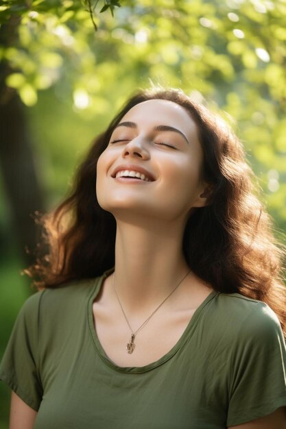 Foto uma mulher com um sorriso no rosto.