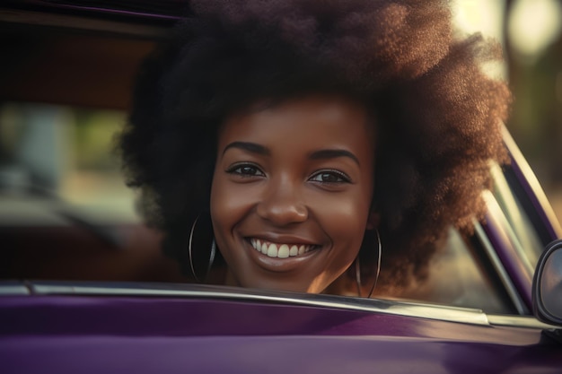 Uma mulher com um sorriso que diz natural no lado de seu carro