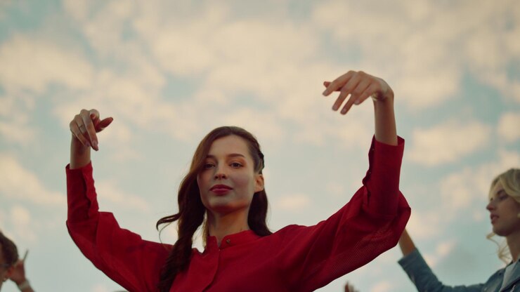 Foto uma mulher com um top vermelho segura uma placa que diz 'eu te amo'