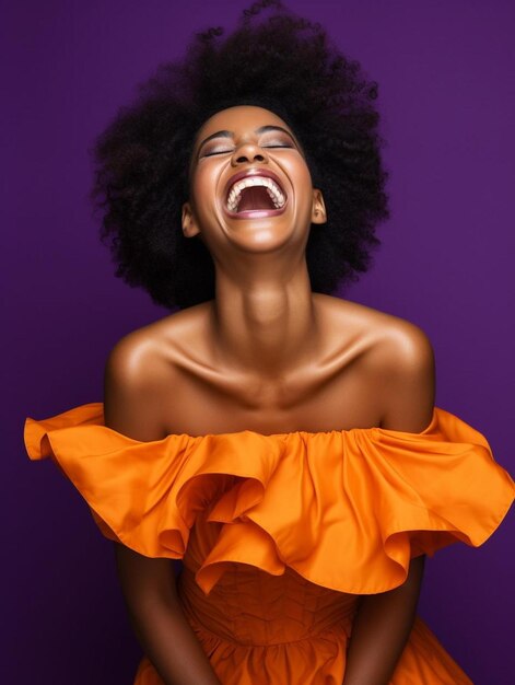 Foto uma mulher com um vestido laranja a rir e a sorrir