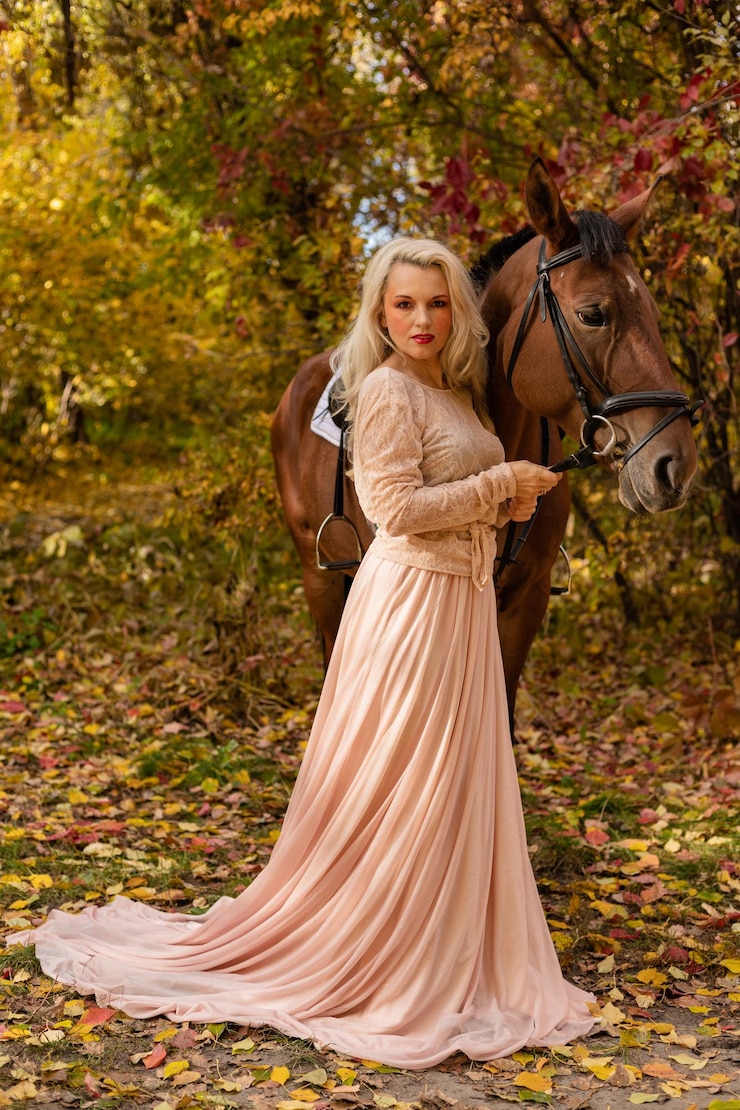 Foto uma mulher com um vestido longo senta-se em um cavalo autumn forest horse breeding