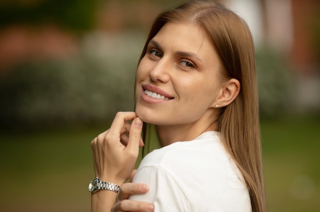 Uma mulher com uma camisa branca que diz 'eu sou uma menina'