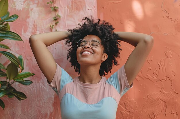 Uma mulher com uma camisa rosa e azul com as mãos na cabeça