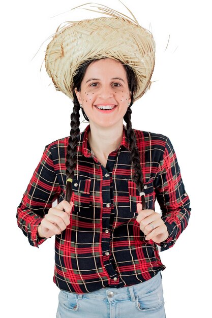 Uma mulher com uma camisa xadrez com tranças e um chapéu está sorrindo.