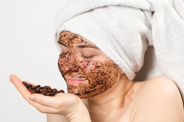 Foto uma mulher com uma máscara de café ou esfoliante no rosto