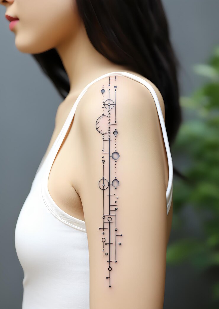 uma mulher com uma tatuagem que diz mecânico no braço