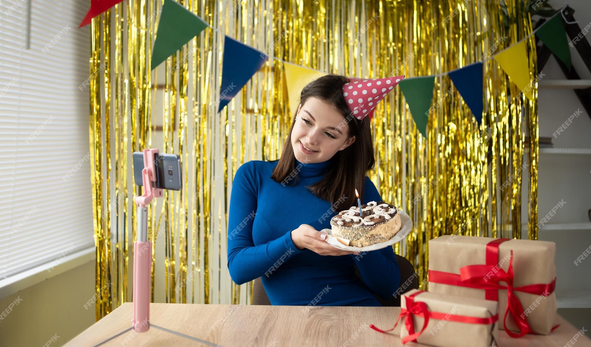 Comemorando Aniversário Com Bolo Em Fundo Amarelo Adulto Menina