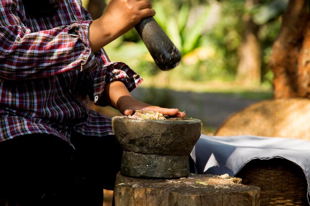 Foto uma mulher cortando capim-limão em uma tábua de madeira em chiang mai, tailândia