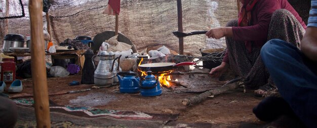 Uma mulher da Anatólia está cozinhando em uma barraca nômade