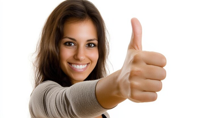 Foto uma mulher dando um polegar para cima expressando aprovação e satisfação isolada em um fundo branco
