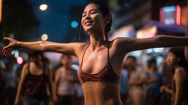 Uma mulher de biquíni está dançando na rua com os braços estendidos.