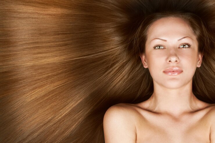 Foto uma mulher de cabelo castanho com um fundo castanho