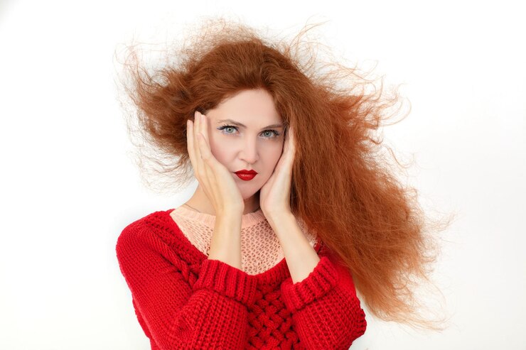 Foto uma mulher de cabelo vermelho está vestindo um suéter vermelho e está fazendo uma cara ela está zangada ou chateada
