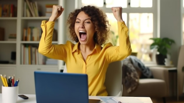 Uma mulher de camisa amarela está comemorando seu sucesso com seu laptop.